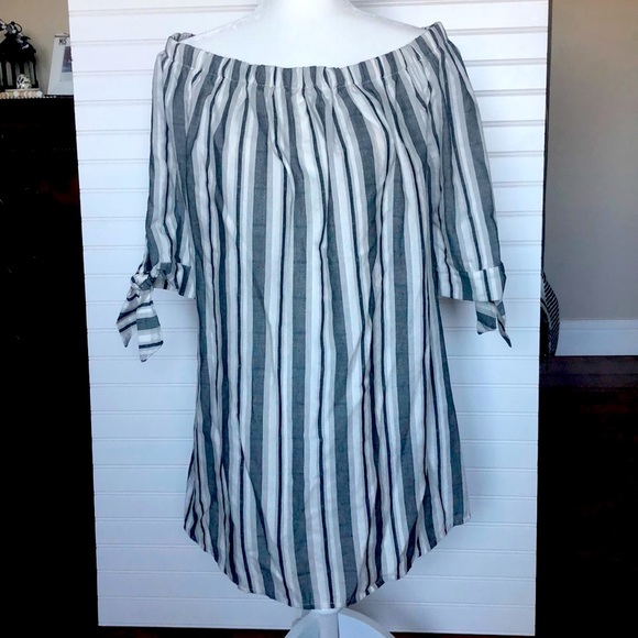 Tecera Off Shoulder White an Blue Top - Picture 2 of 6